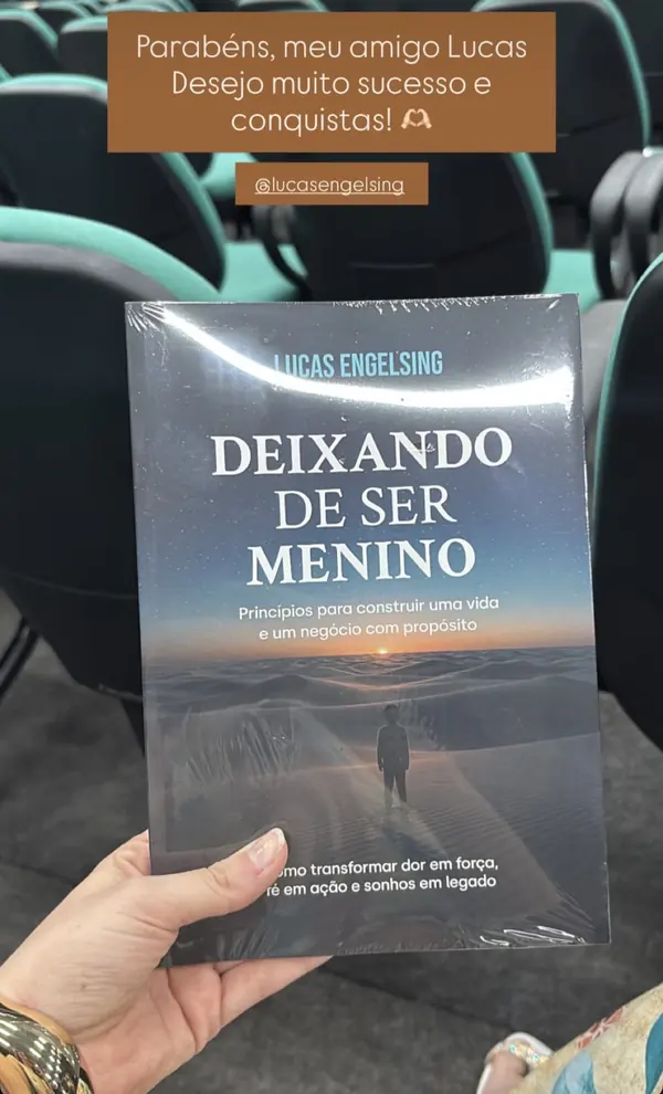 Leitora com o livro no evento de lançamento