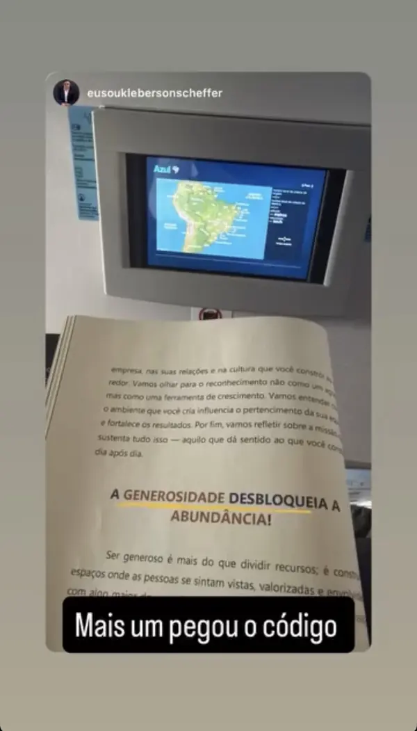 Leitor com o livro aberto durante um voo, com trecho grifado